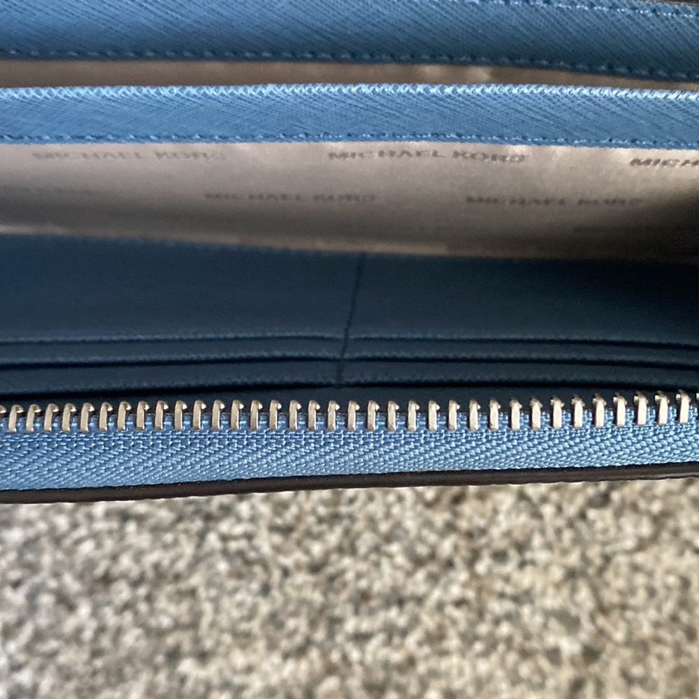 Michael Kors Wallet - Picture 6 of 7
